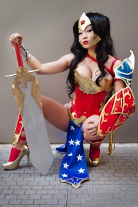 sexy wonder woman cosplayer (12).jpg