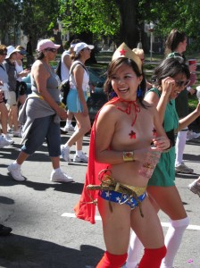sexy wonder woman cosplayer (31).jpg